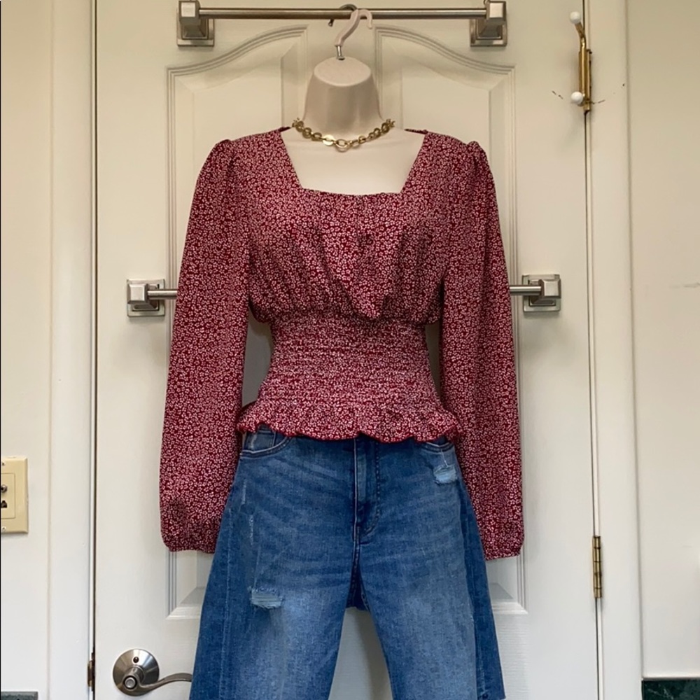 Top with square neck  and elastic waist